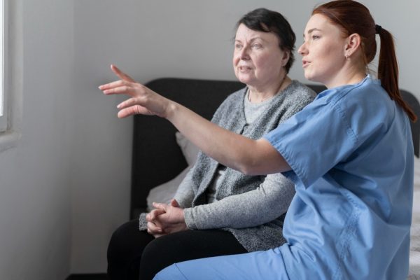 Zorgwacht verpleegkundige met cliënt Zorgwacht - verpleegkundige op met met een cliënt